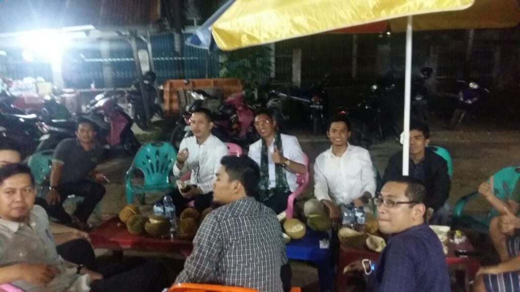 Ketum, ketua DPW Prov Jambi dan pengurus GRIND makan duren bareng di Tugu Juang Jambi