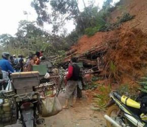 Permalink ke Tebing Bukit Rayo Longsor, Akses Antar Desa di Batang Asai Lumpuh