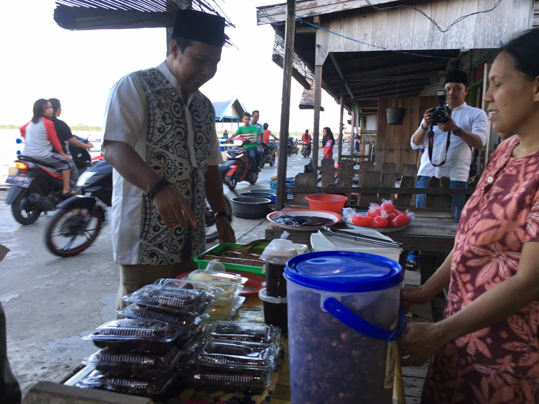 Permalink ke Ngabuburit di Kampung Laut, “Bang” Romi Borong Dagangan Warga