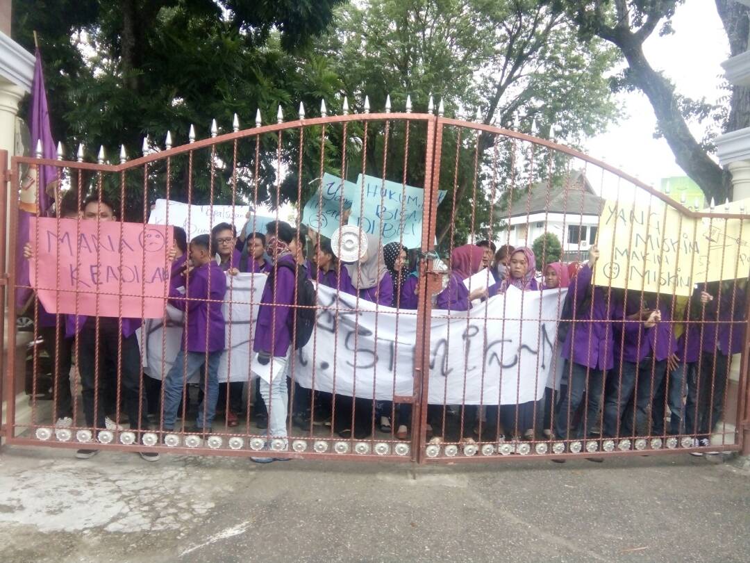 Permalink ke Tuntut Keadilan Maskur Anang Korban Fitnah PT. WKS, PN Jambi Didemo Ratusan Mahasiswa