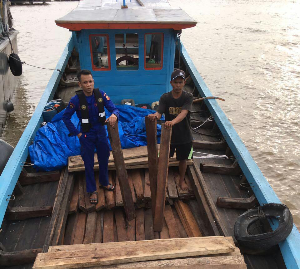 Permalink ke Ratusan Keping Kayu Bulian Ilegal dari Perairan Kuala Tungkal Disita Polair Polda Jambi 