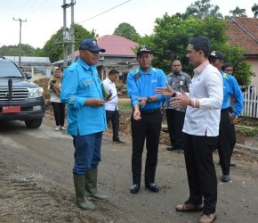 Permalink ke Kunker ke Tebo, Gubernur Zola Gandeng Kadis PUPR H. Arfan Tinjau Jalan dan Tebing Longsor