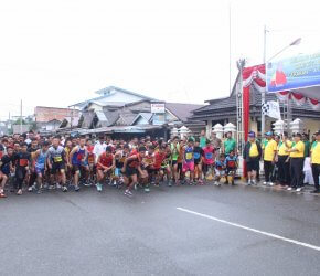 Permalink ke Bupati H. Safrial lepas 450 peserta lomba Lari 10 Km