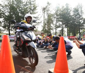 Permalink ke AHM Ajak Ratusan Pelajar Jago Ngeblog Safety Riding