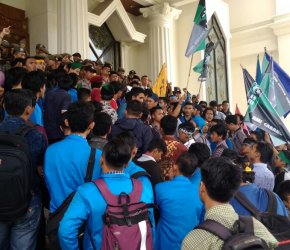 Permalink ke Demo Mahasiswa di Depan Kantor Gubernur Jambi Berakhir Ricuh