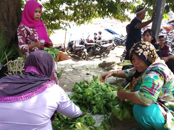 Permalink ke Jelang Idul Adha, Masyarakat Serbu Penjual Ketupat