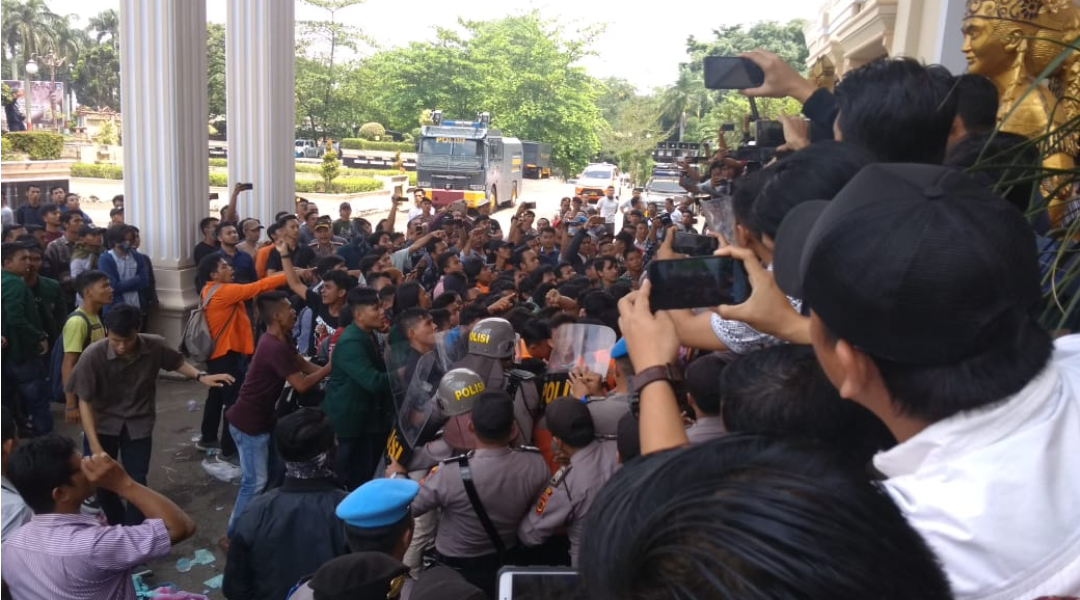 Permalink ke Protes Kebijakan Jokowi-JK, Puluhan Mahasiswa Demo di Gedung DPRD Provinsi Jambi