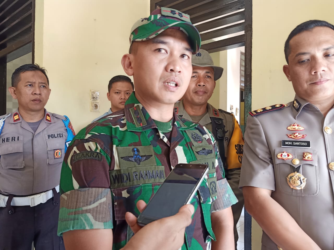 Permalink ke Puluhan Anggota TNI Bantu Amankan MaPolsek Durian Luncuk
