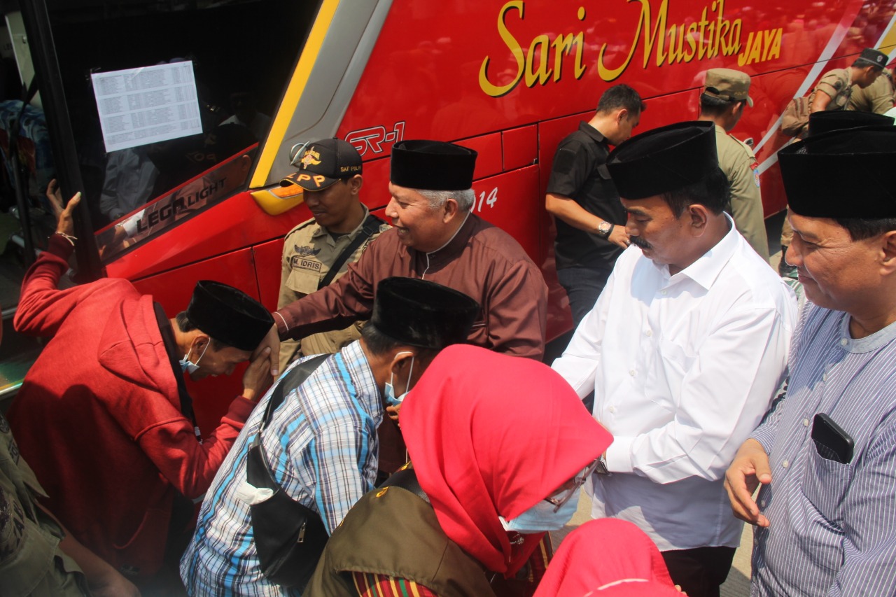 Permalink ke Kedatangan Jamaah Haji Asal Tanjabbar Langsung Disambut Bupati Safrial