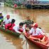 Permalink ke Banjir, Babinsa Seberangi Anak – anak ke Sekolah Pakai Perahu