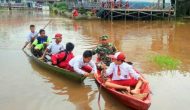 Permalink ke Banjir, Babinsa Seberangi Anak – anak ke Sekolah Pakai Perahu