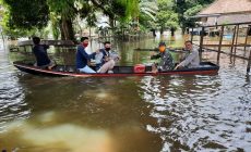 Permalink ke Pakai Perahu, Kepala BPBD Muaro Jambi bersama Dandim 0415/BTH Pantau Banjir di Jaluko