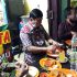Permalink ke Makan Malam di Pujasera, Syafril Nursal Santap Menu Makanan Laut dengan Gaya Sederhana