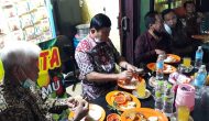 Permalink ke Makan Malam di Pujasera, Syafril Nursal Santap Menu Makanan Laut dengan Gaya Sederhana