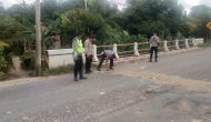 Permalink ke Ditengah Terik Matahari, Dua Anggota Satlantas Polres Muaro Jambi Sukarela Tutup Marka Jembatan Berembang dengan Alat Seadanya 