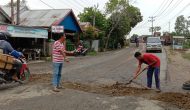 Permalink ke Hindari Kecelakan,Warga dan Pemuda RT 11 Bram Itam Kiri Bergotong-royong Perbaiki Jalan Rusak