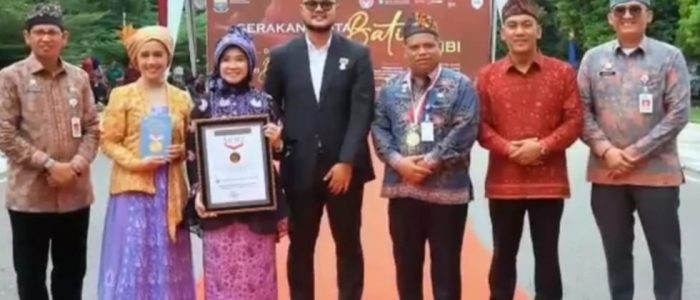 Raih Rekor MURI, Hj. Hesnidar Haris Ajak Masyarakat Cintai Batik Jambi