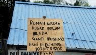 Permalink ke Rumah Rusak Tak Kunjung Diganti Rugi, Warga Pasang Plang Merek Dibohongi Kontraktor Permalink ke Rumah Rusak Tak Kunjung Diganti Rugi, Warga Pasang Plang Merek Dibohongi Kontraktor