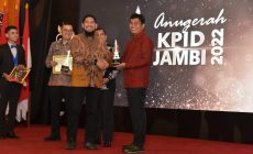 Permalink ke Bupati Batanghari Mhd Fadhil Arief Terima KPID Award 2022