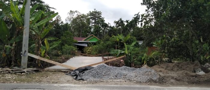 Proyek Pembangunan Jembatan Penghubung di RT 14 Tak Pakai Papan Merek