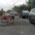 Permalink ke Hindari Kecelakaan,Warga RT 13 Bram Itam Kiri Bergotong-royong Perbaiki Jalan Rusak   