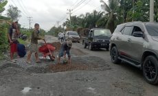 Permalink ke Hindari Kecelakaan,Warga RT 13 Bram Itam Kiri Bergotong-royong Perbaiki Jalan Rusak   