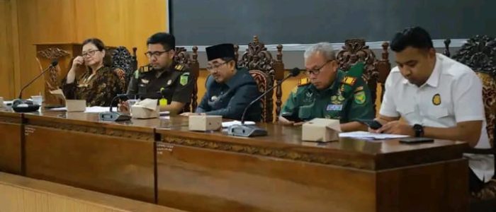 Bupati UAS Pimpin Rapat Konflik Pembangunan Kebun Masyarakat dengan PT. Ruy Agung Laksana